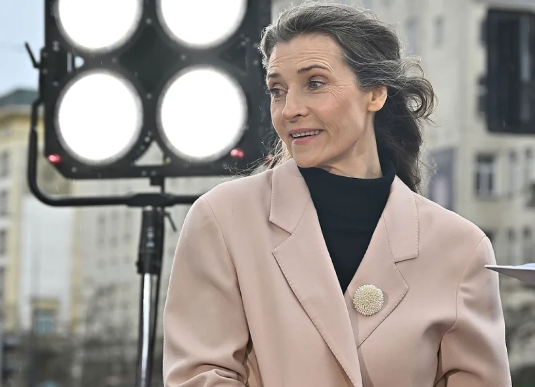 female singer street