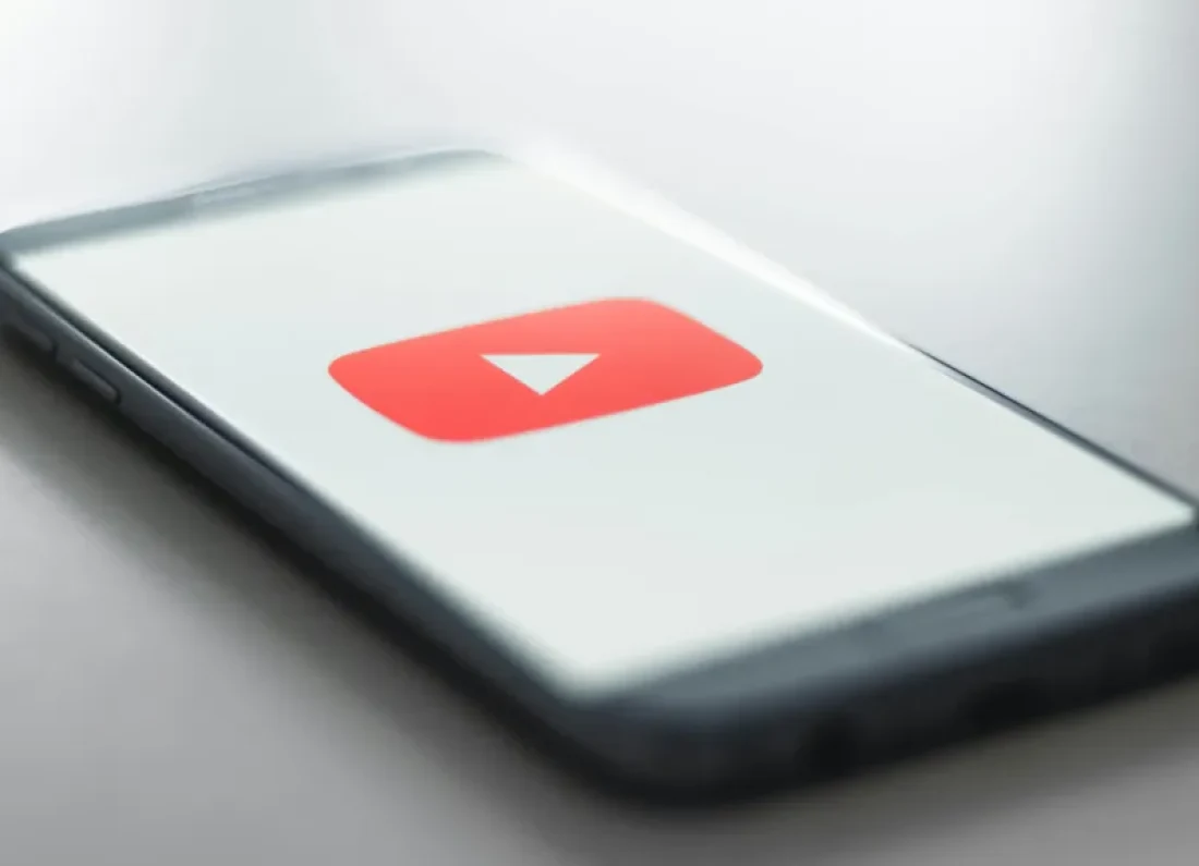 YouTube logo smartphone