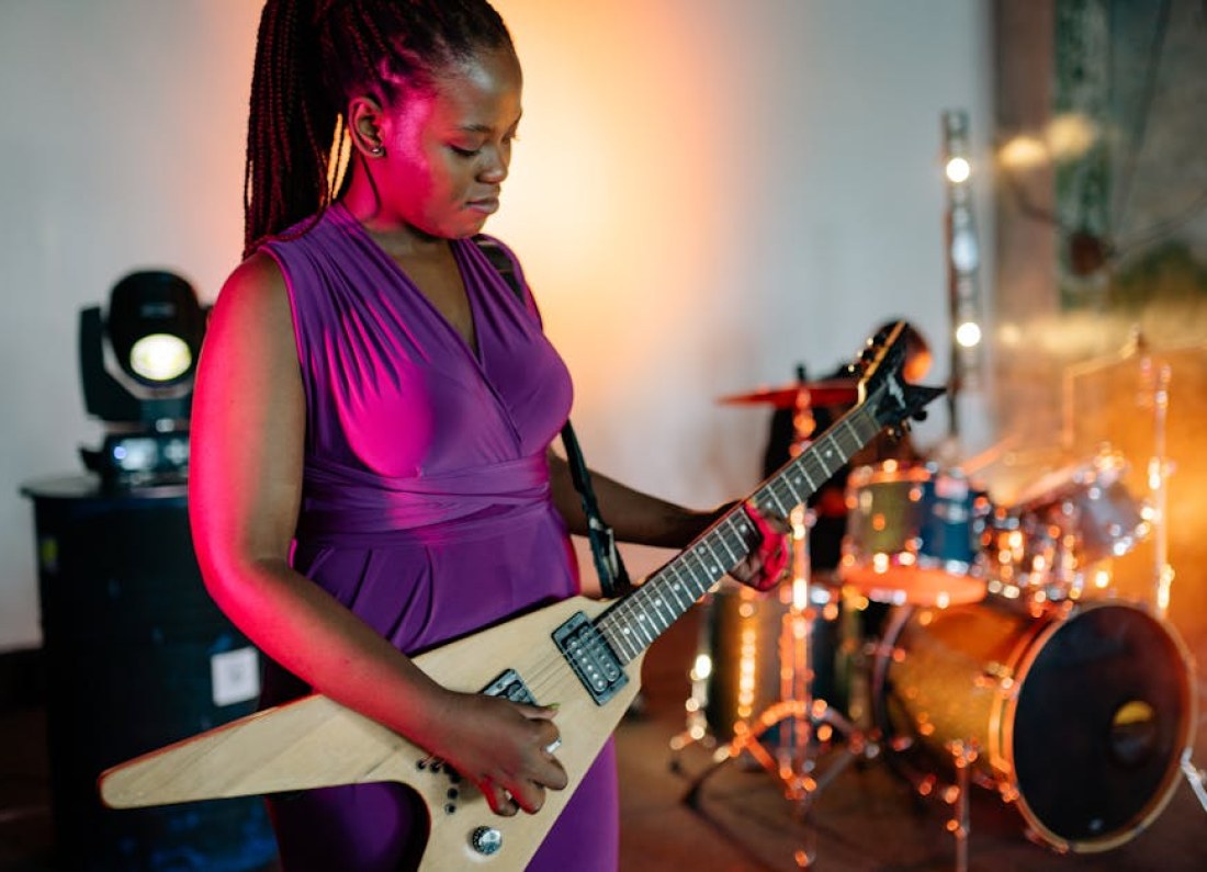 Gwenifer Raymond guitar performance