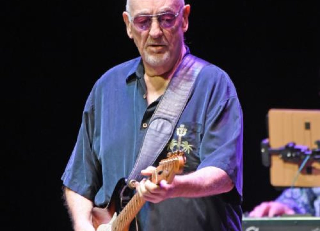 Dave Mason guitar performance