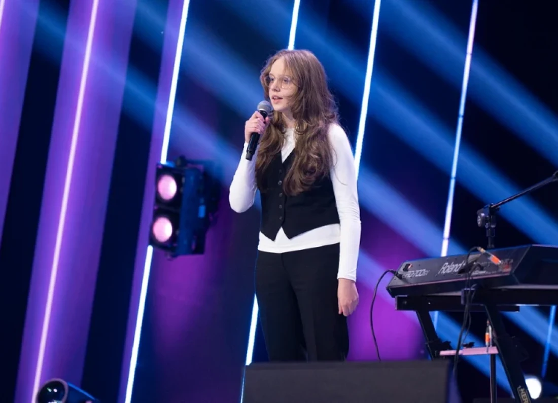 teenage singer performance