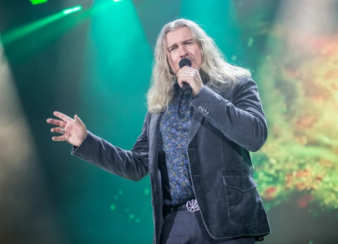 Maciek Balcar singing