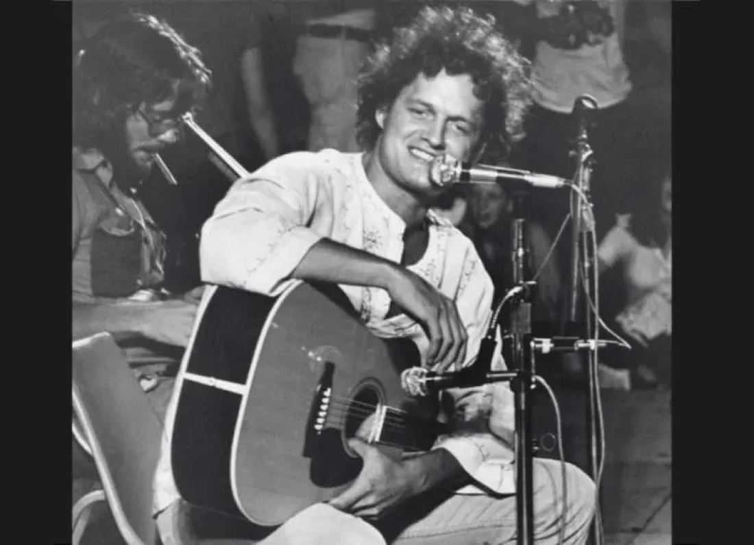 Harry Chapin performing