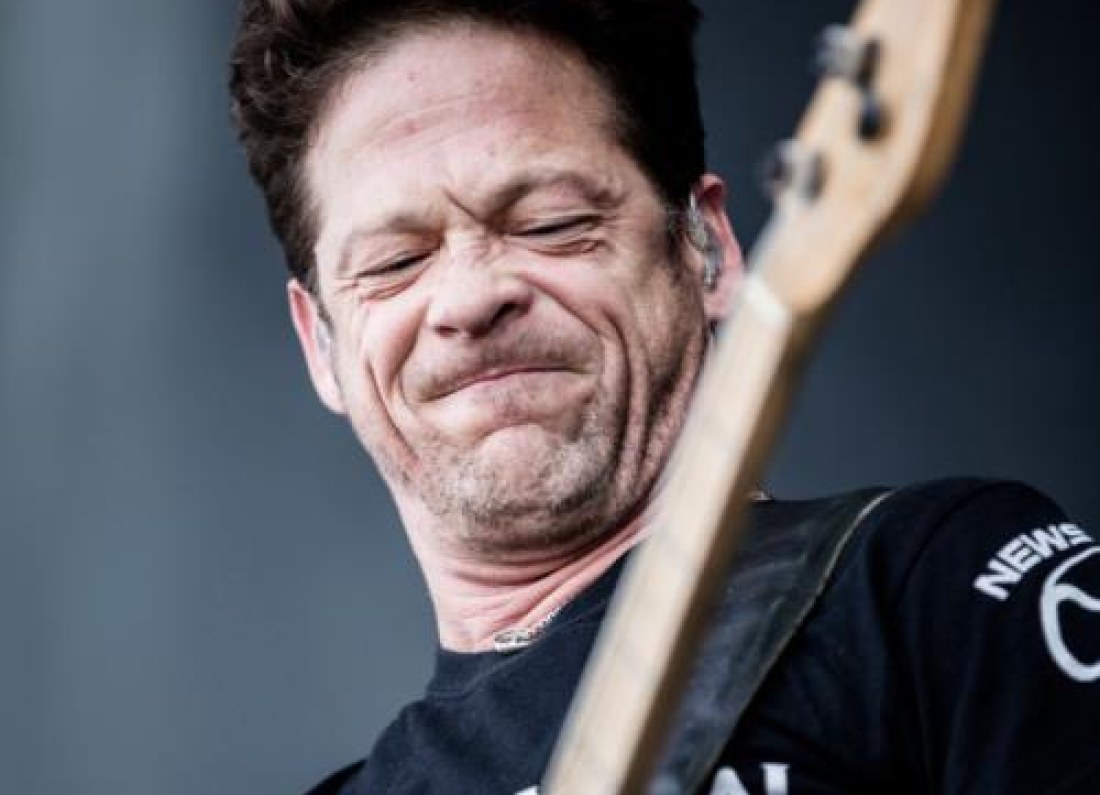 Jason Newsted playing bass