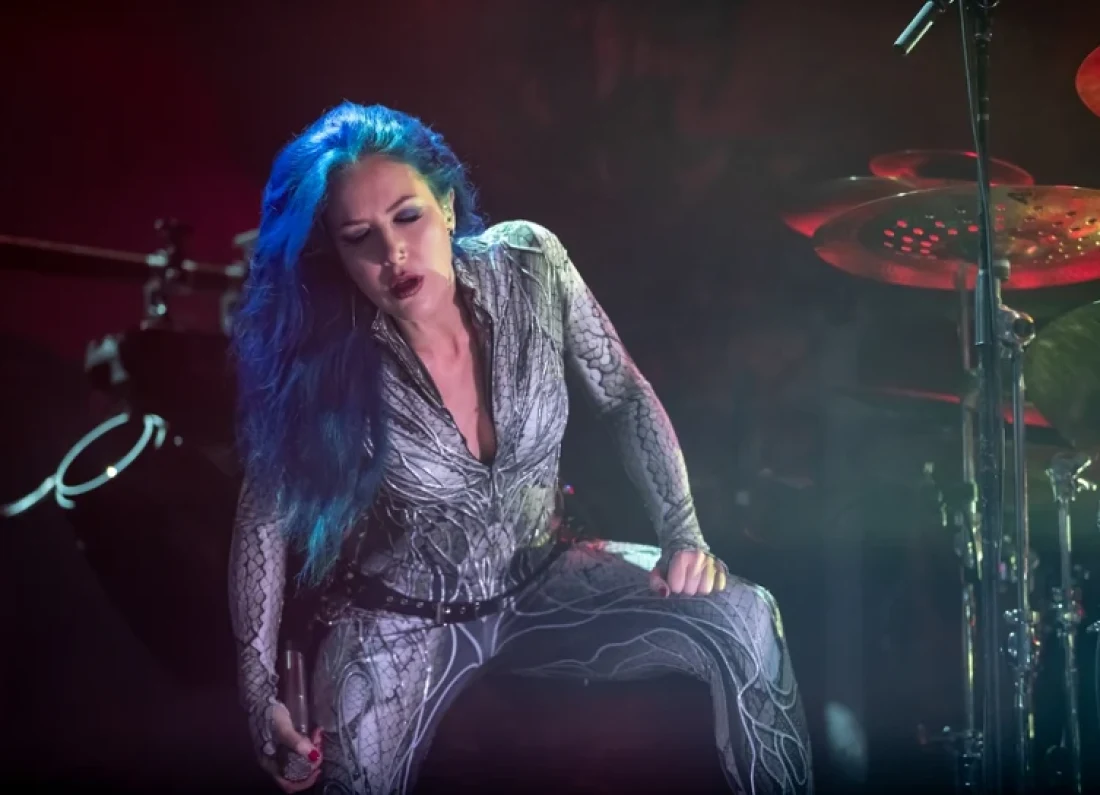 Alissa White-Gluz Dragonforce concert