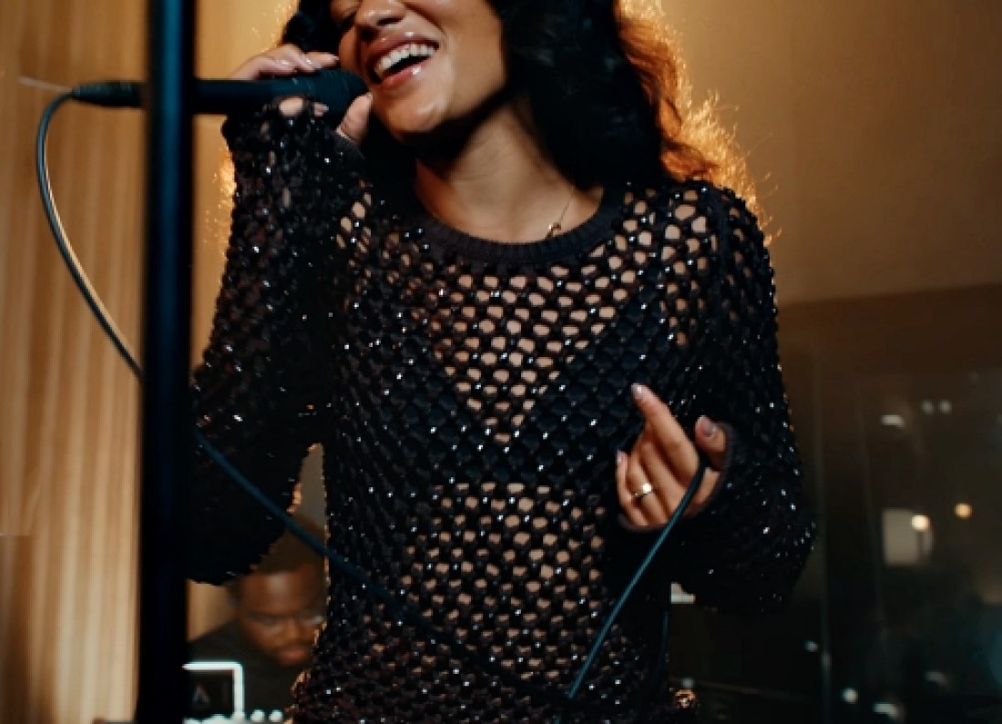 Olivia Dean microphone performance