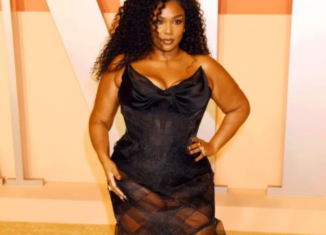 Lizzo microphone performance