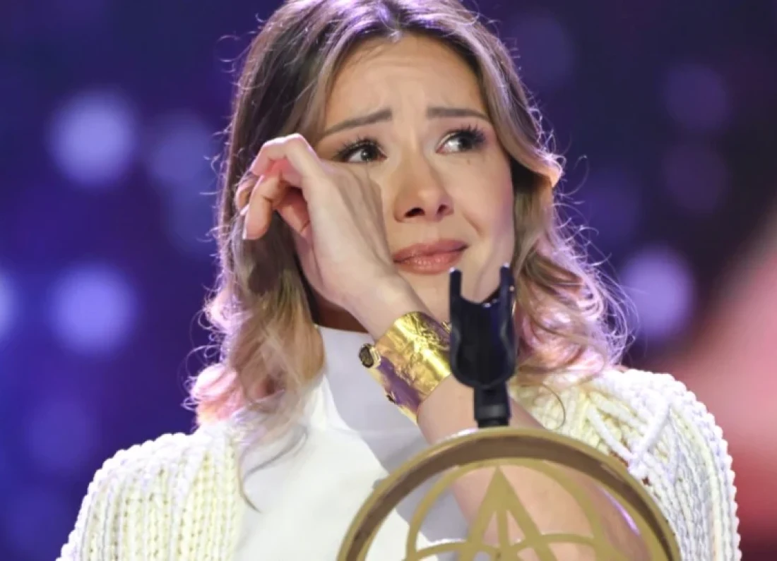 Anna Karwan singing on stage